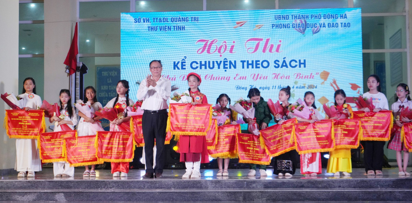 Trao giải xuất sắc cho đội thi Trường Tiểu học & THCS Phường 3 với tiết mục kể chuyện về Hai B&agrave; Trưng 